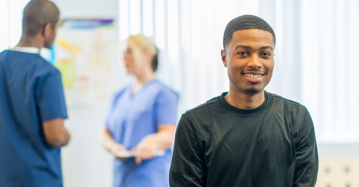 paciente homem feliz durante consulta - cura do câncer de próstata