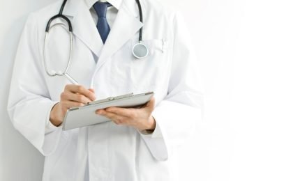 médico segurando uma prancheta - câncer de próstata dói