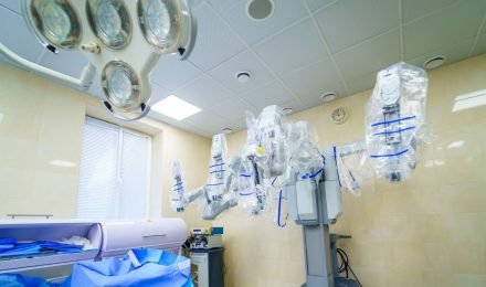 Sistema cirúrgico robótico Da Vinci em sala de cirurgia hospitalar, demonstrando a estrutura tecnológica de alto investimento que impacta o preço da cirurgia robótica.