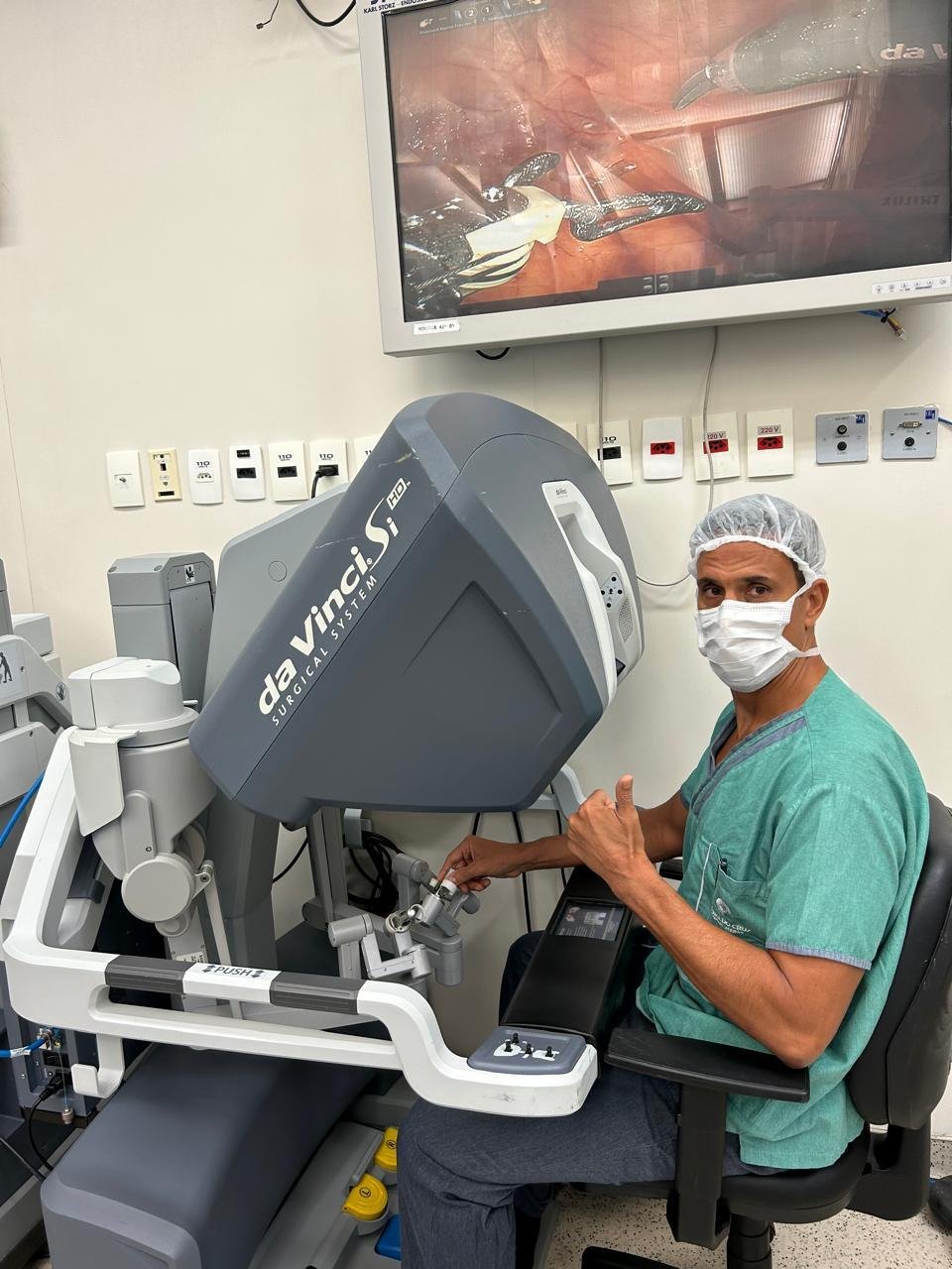 urologista-particular Dr. Marco Nunes operando com o sistema robótico Da Vinci em centro cirúrgico.
