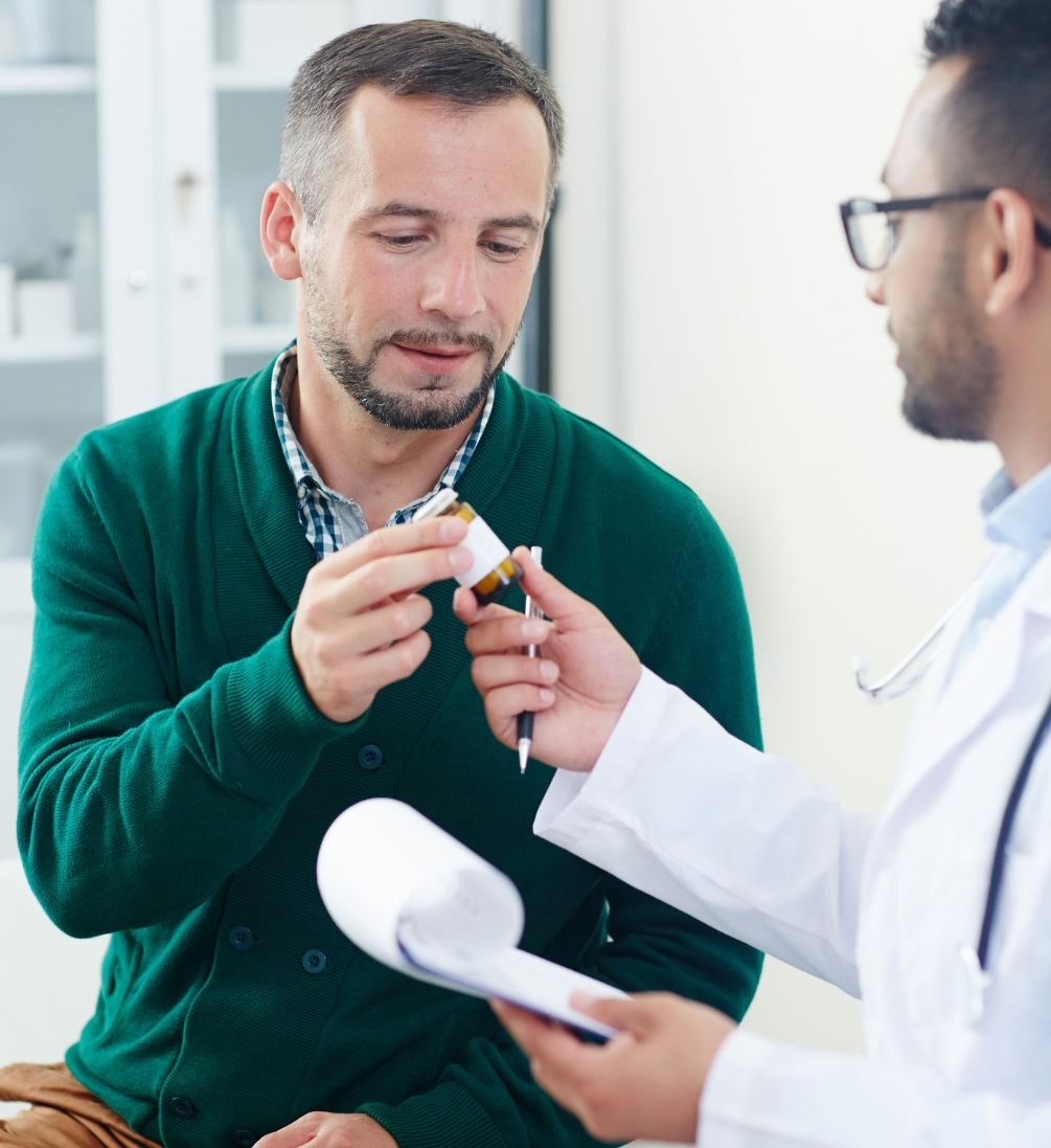 Homem recebendo orientação médica sobre tratamento para hiperplasia prostática.