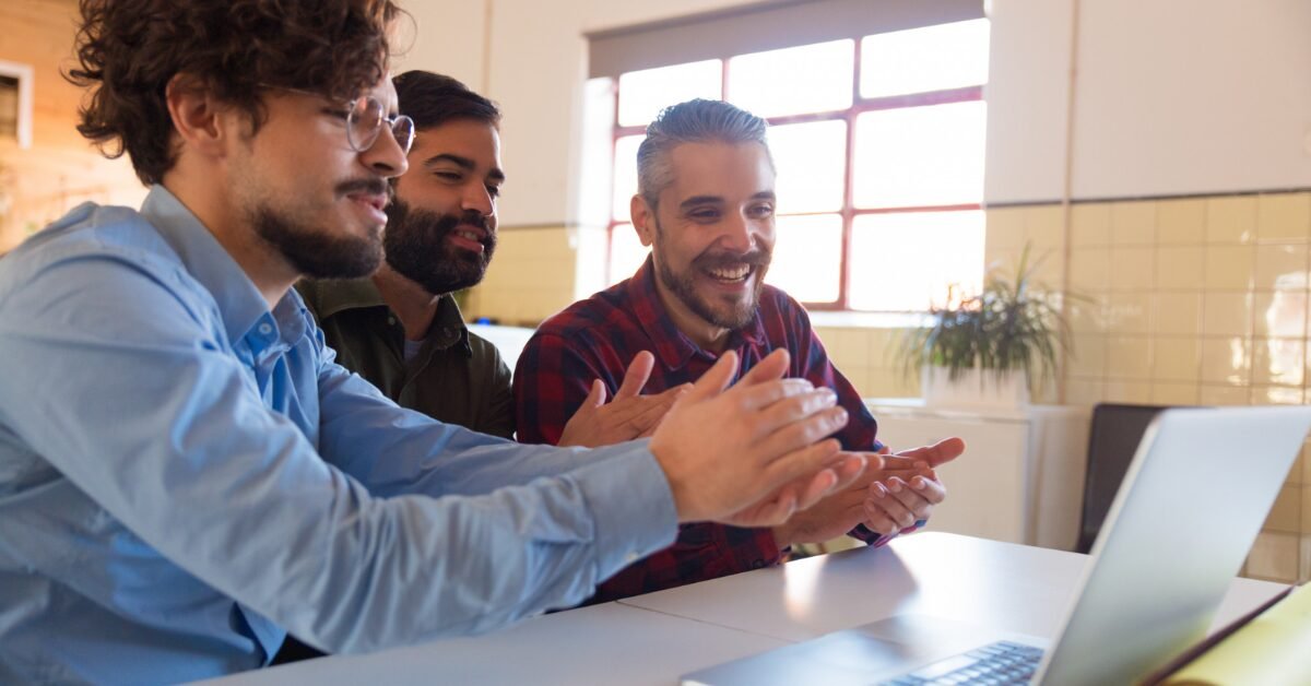 Diálogo sobre saúde masculina no ambiente corporativo Colegas de trabalho conversando sobre campanhas de saúde masculina na empresa.
