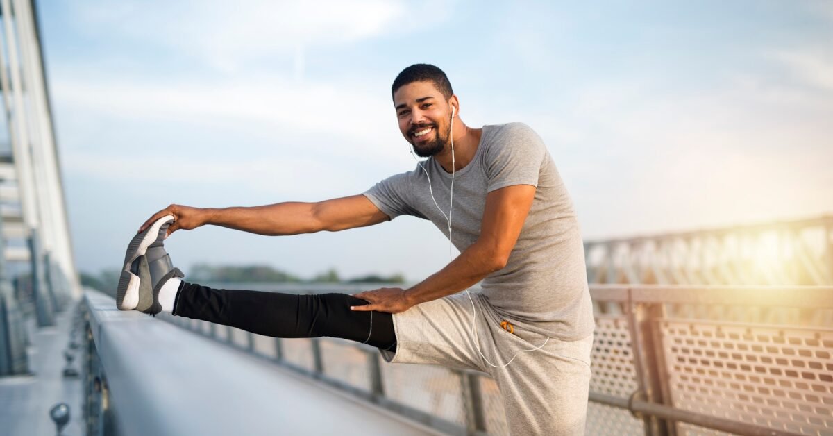 Homem praticando exercício físico como parte do autocuidado com a saúde íntima masculina.