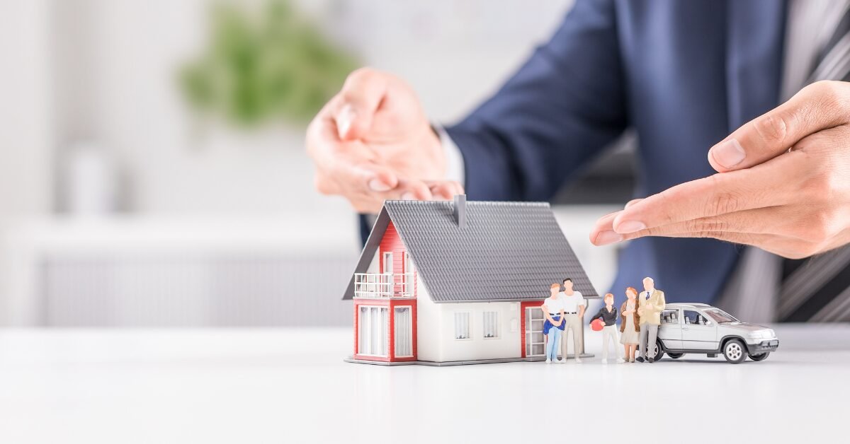 Mãos protegendo uma casa em miniatura ao lado de uma família, simbolizando segurança, saúde e bem-estar no lar