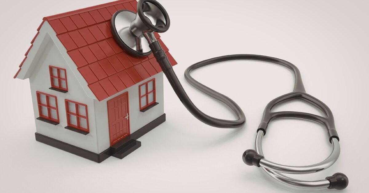 Casa em miniatura sendo examinada com estetoscópio, simbolizando a relação entre moradia, saúde mental e longevidade.