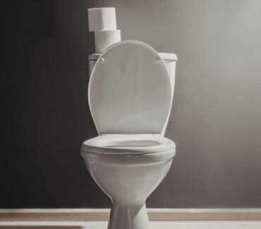 Vaso sanitário branco em banheiro moderno representando hábitos urinários saudáveis