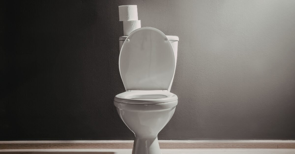 Vaso sanitário branco em banheiro moderno representando hábitos urinários saudáveis