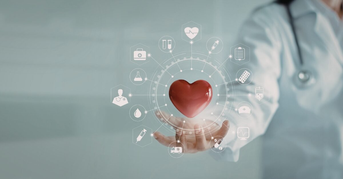 Coração sendo protegido por profissional de saúde, simbolizando cuidado integral, bem-estar e prevenção de doenças crônicas.